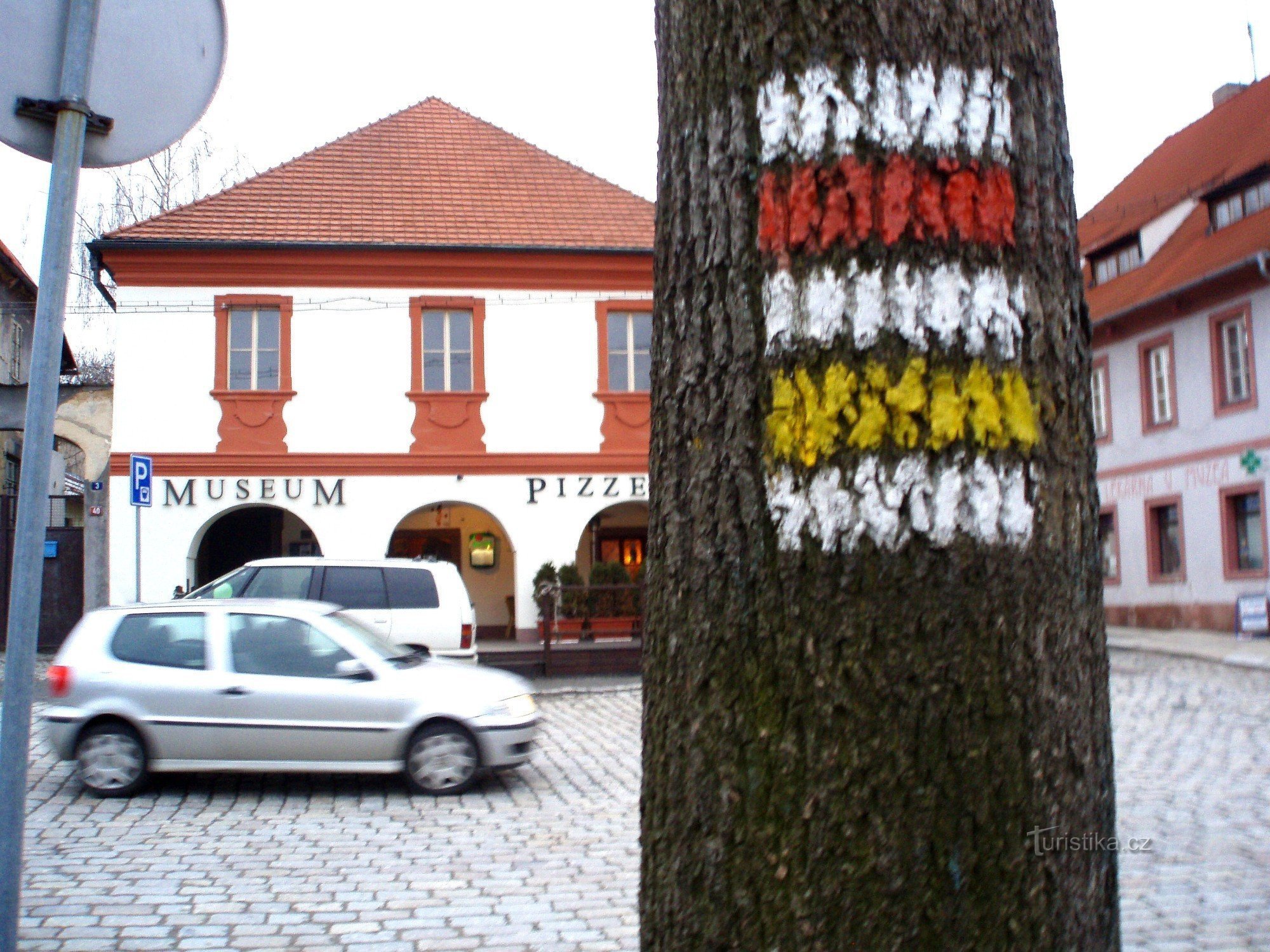 赤と黄色の観光標識、背景に陶器博物館