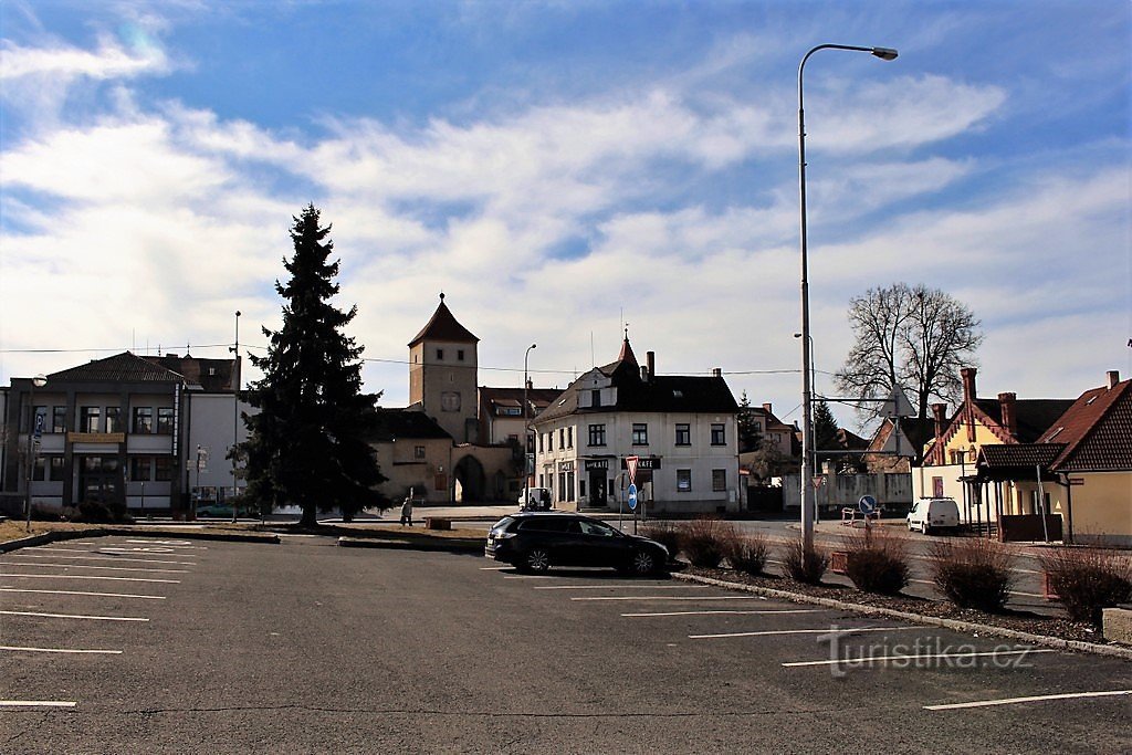 Portão vermelho, vista da rua Plzeňská