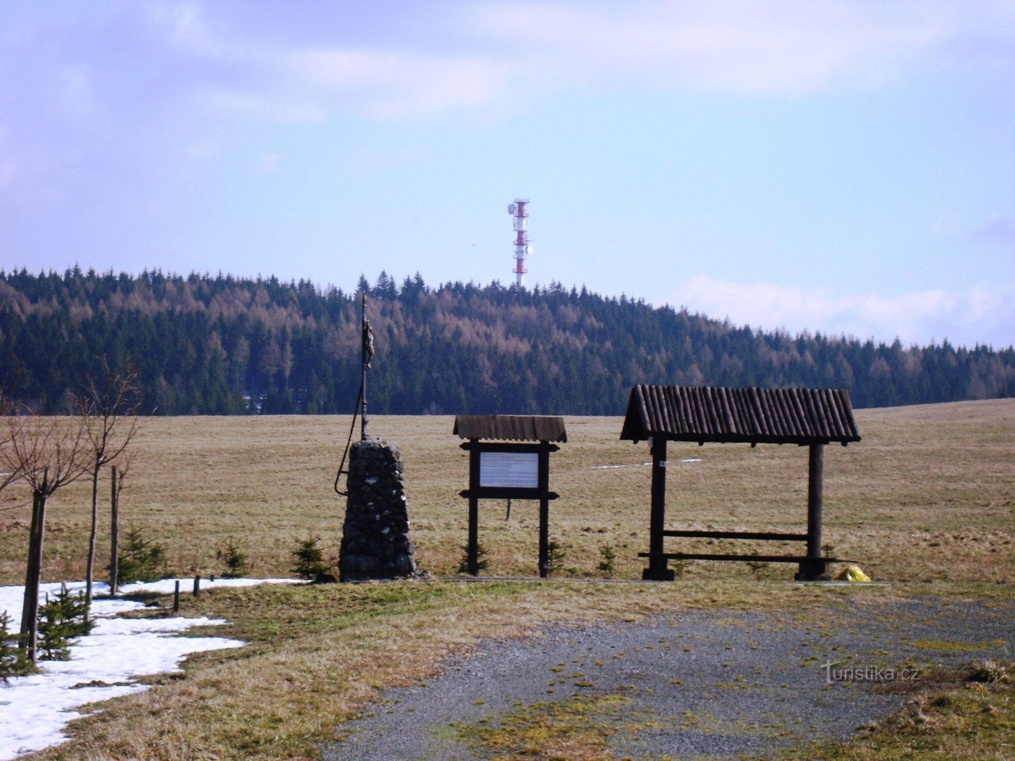 Červená hora-Tsjechisch-Duitse pad van begrip en mast van meteorologisch station-F