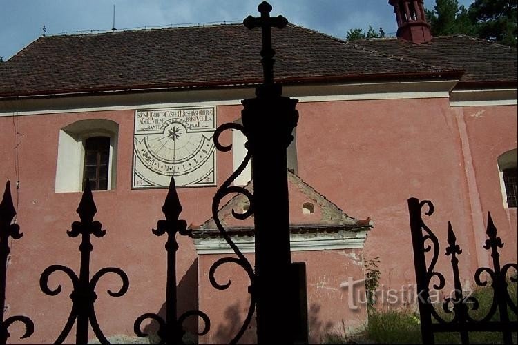 rouge au-dessus de la rivière Vltava