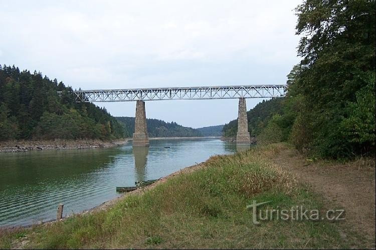 rouge au-dessus de la rivière Vltava