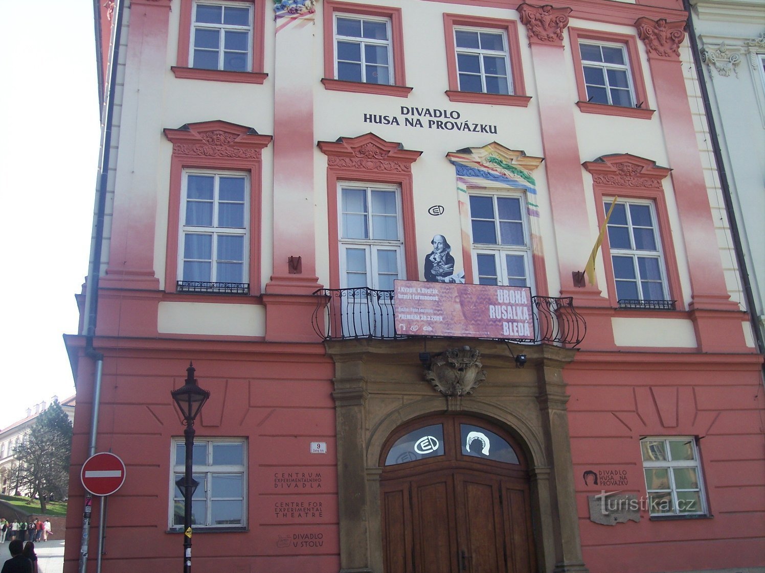 das rot-weiße Haus der Herren von Fanál, heute Sitz des Theaters „Gans on a String“.