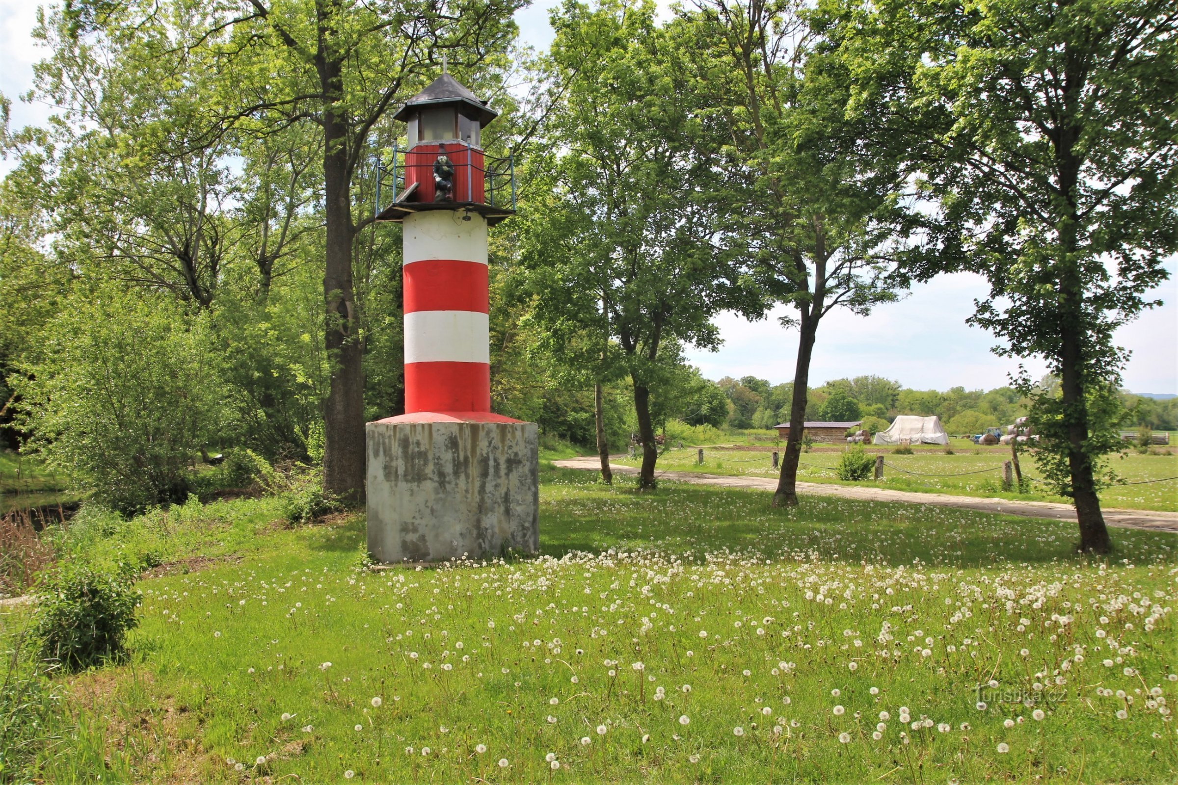 O farol vermelho e branco nas margens do Zámecká Dyje