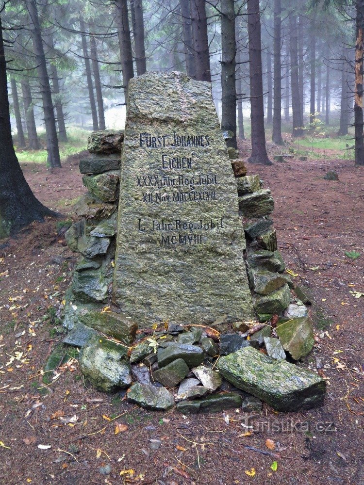 Červenovodské sedlo (Orličky) - 王子ヨハン XNUMX 世の記念の石。 リヒテンシュタインから