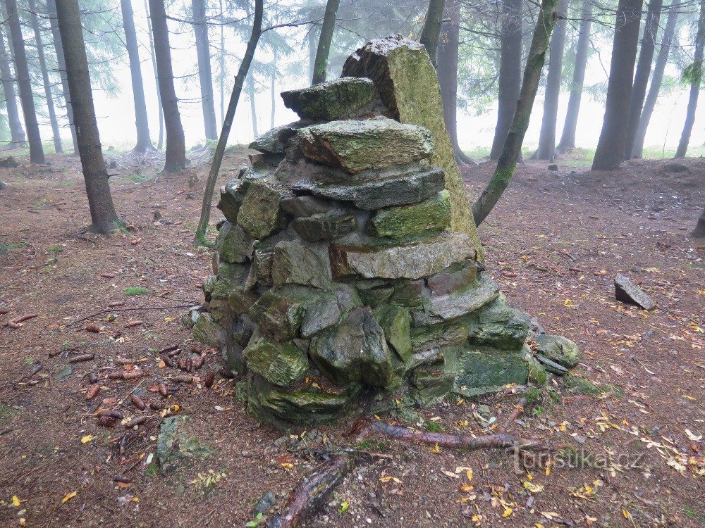 Červenovodské sedlo (Orličky) - 王子ヨハン XNUMX 世の記念の石。 リヒテンシュタインから