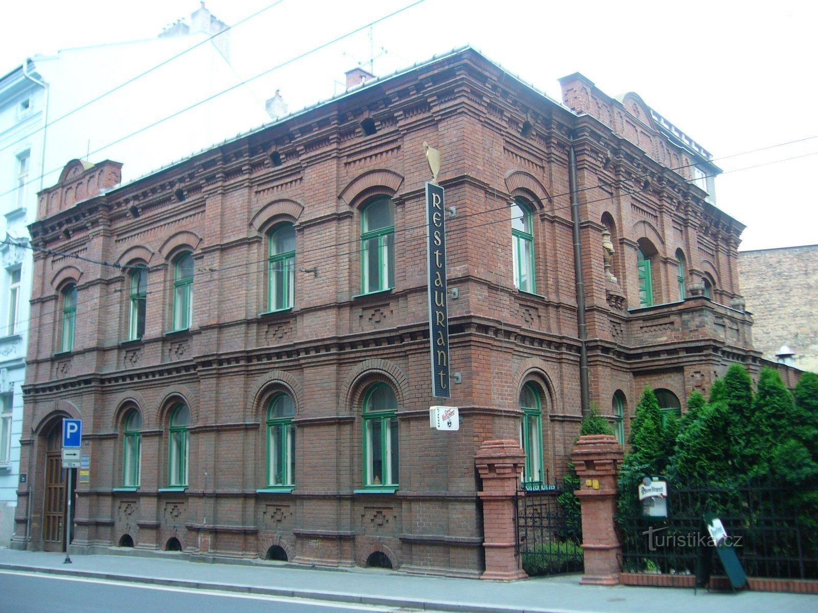 Das Rote Haus in der Sokolská-Straße