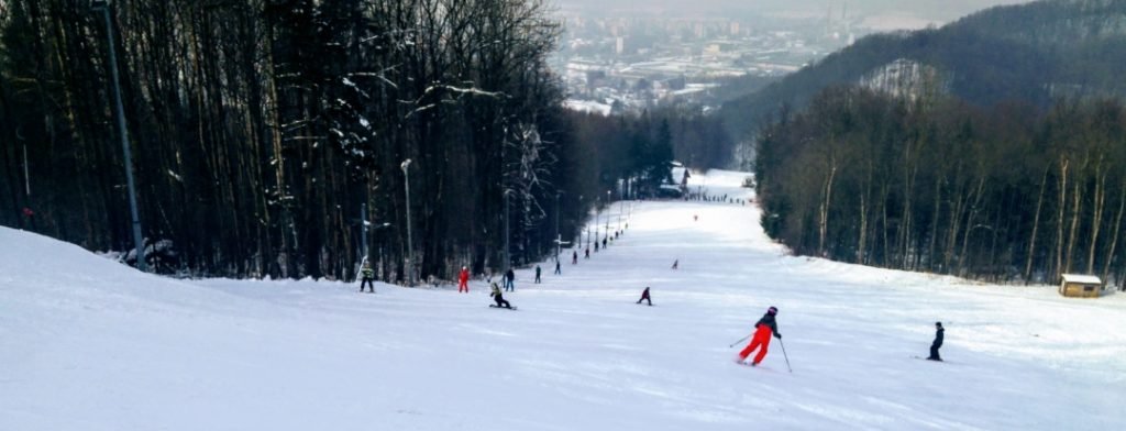 Domaine skiable en pierre rouge