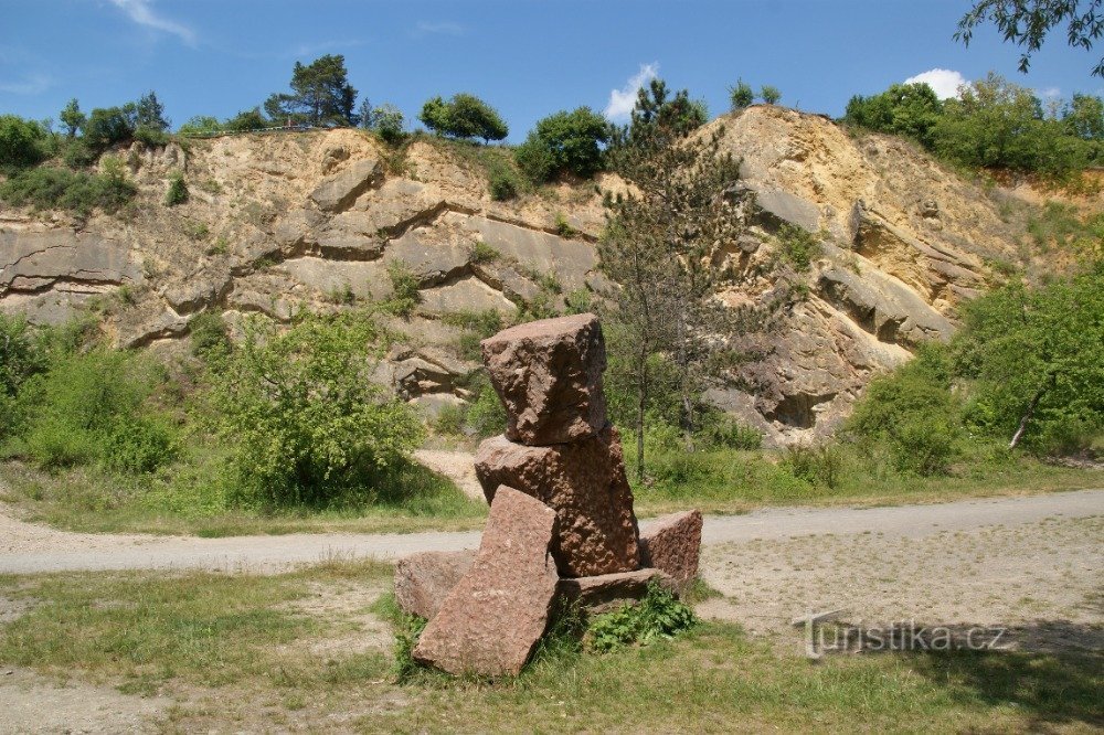 La carrière rouge avec le champ de bataille