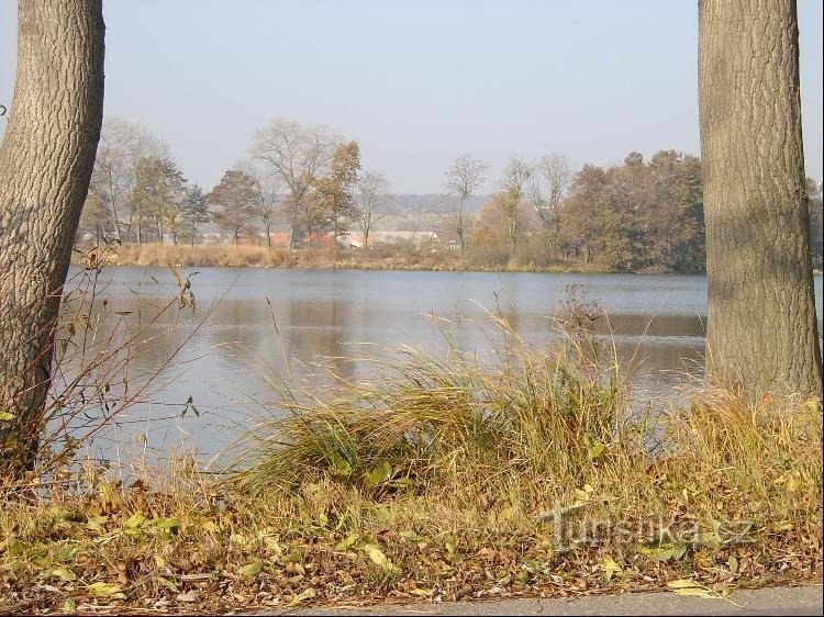 Červený rybník: Ở phía nam của trạm biến áp, suối Loděnice, cung cấp năng lượng cho hệ thống