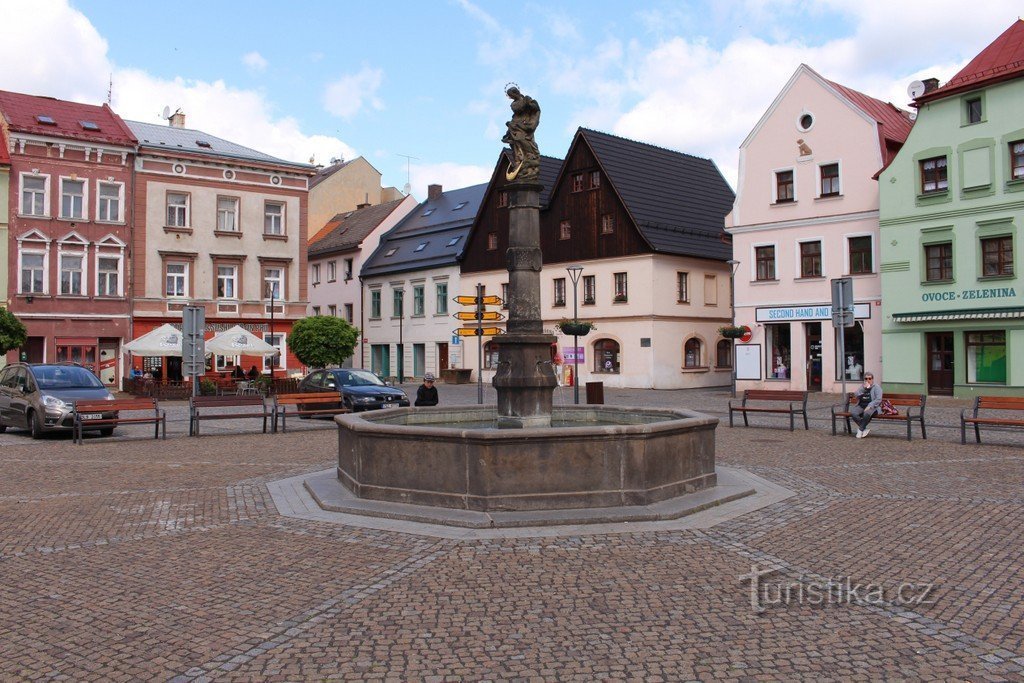 Česká Kamenice，Náměstí Míru 上的喷泉