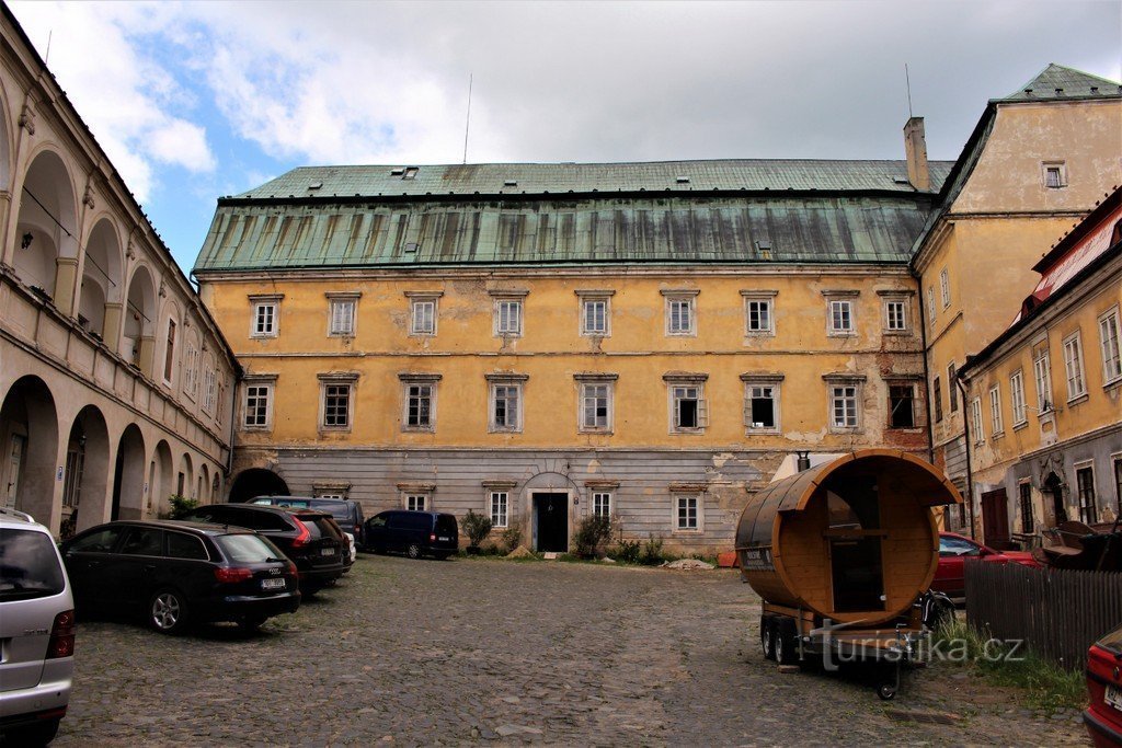 Česká Kamenice, lado oeste do castelo