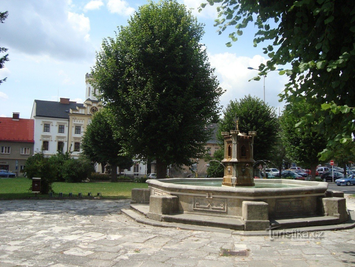 Česká Skalice-Husovo náměstí-pseudo-gotisk springvand fra det 19. århundrede.-Foto: Ulrych Mir.