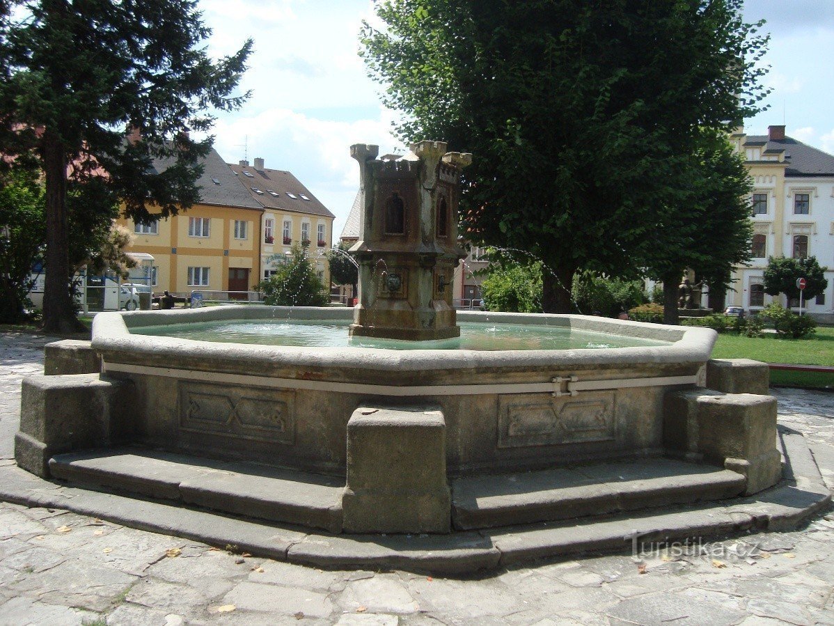 Česká Skalice-Husovo náměstí-pseudo-fântână gotică din secolul al XIX-lea.-Foto: Ulrych Mir.