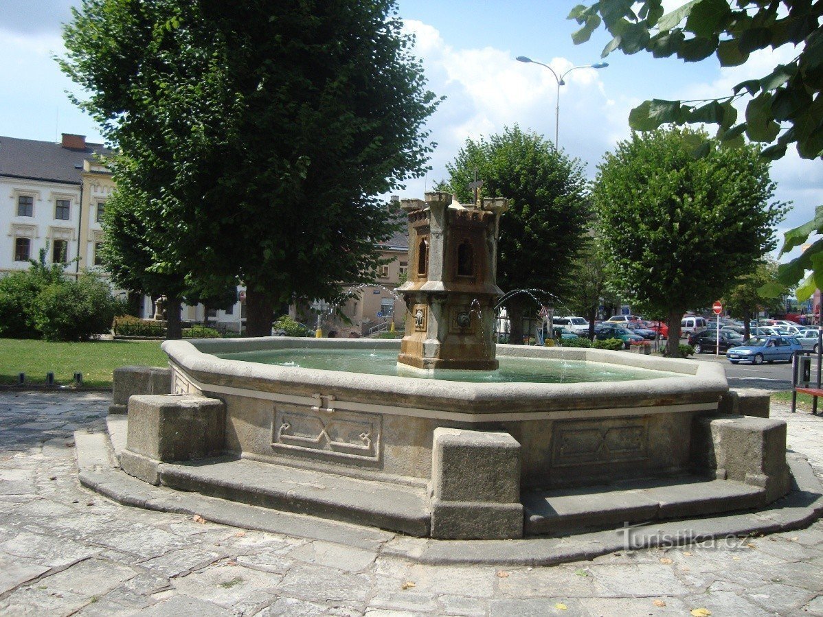 チェスカー スカリーチェ-フソヴォ ナメスティ-疑似-19 世紀のゴシック様式の噴水.-写真: Ulrych Mir.