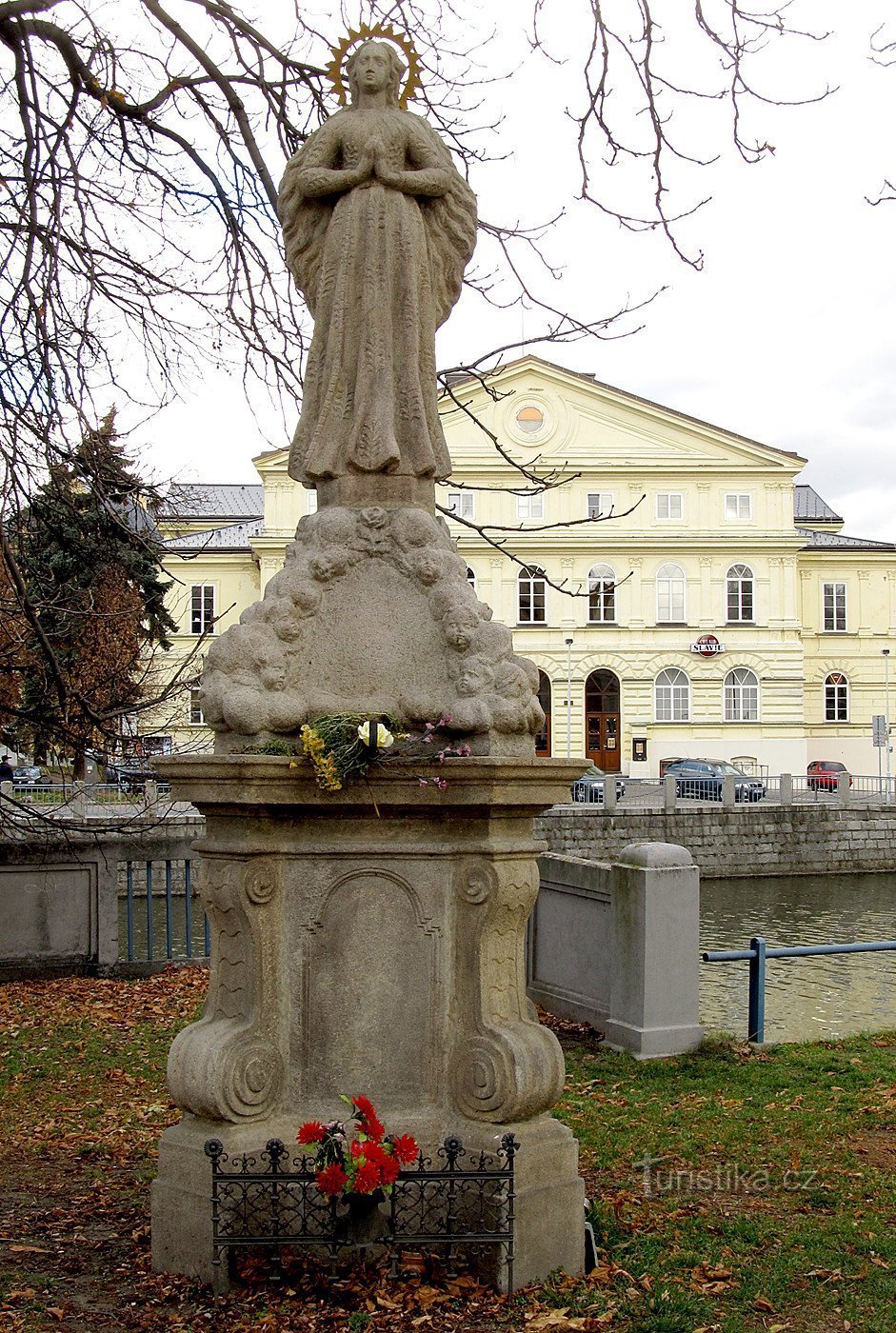 České Budějovice - Estátua da Virgem Maria de Budějovice