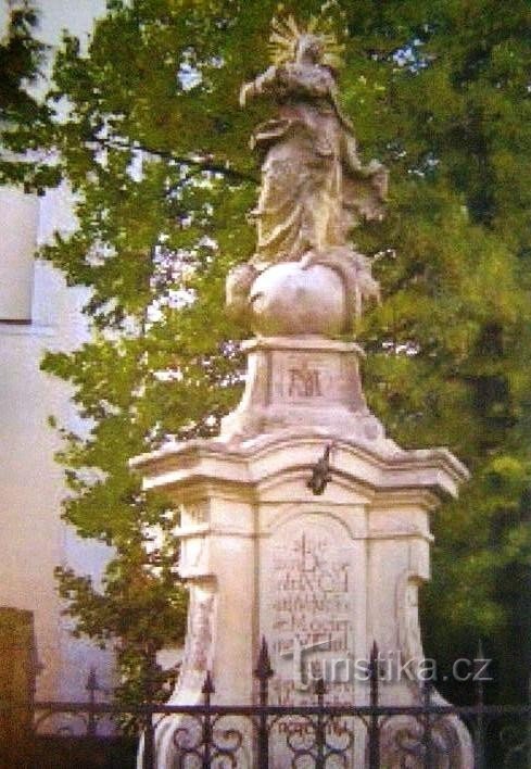 České Meziříčí - Denkmal mit der Statue des hl. Jungfrau Maria