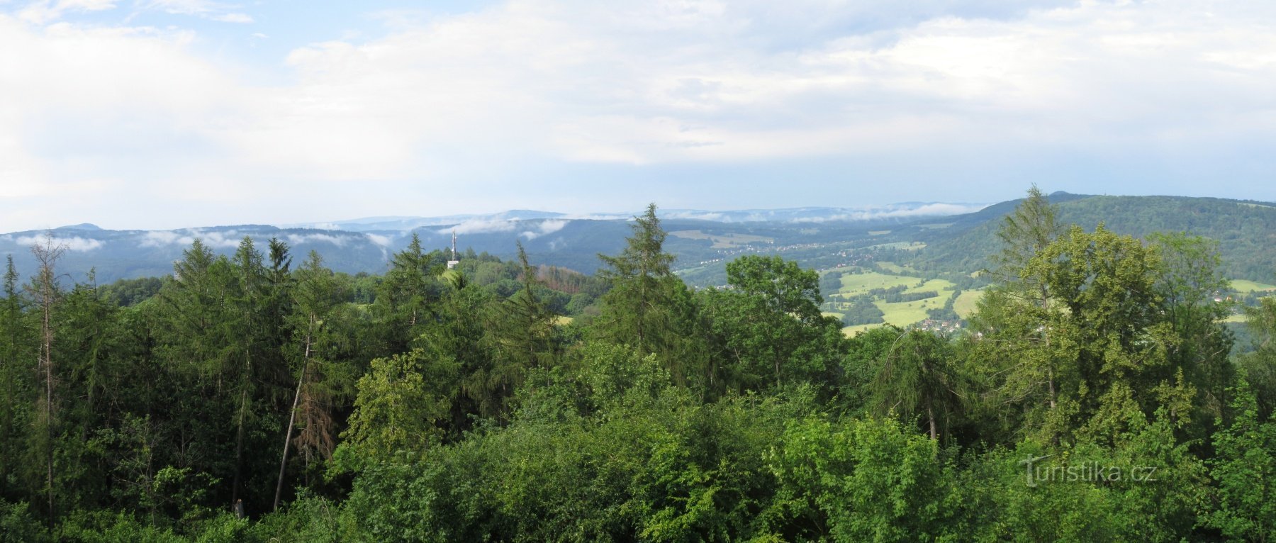 České středohoří - torre de vigia Velký Chlum perto de Děčín