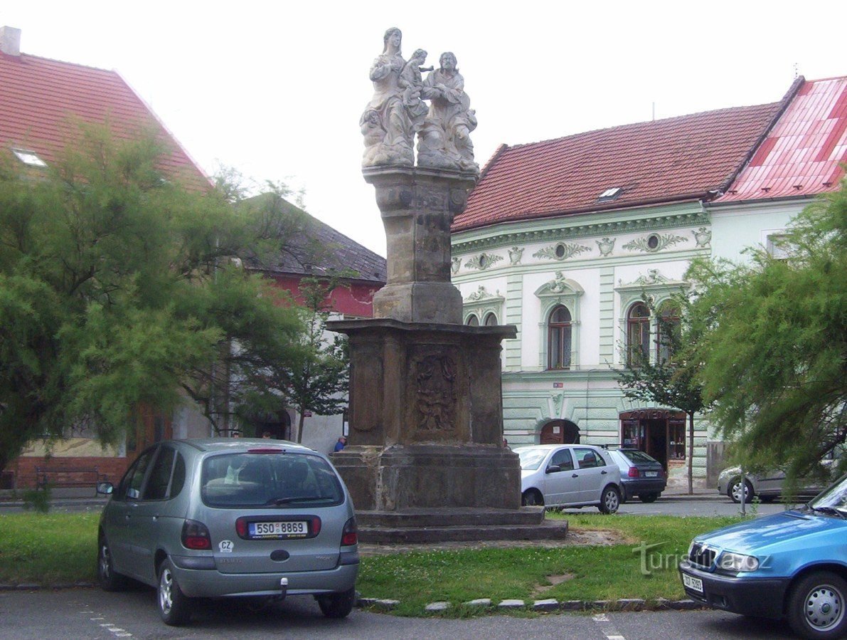 Český Brod-nam. Arnošta de Pardubice-estatuas de la Sagrada Familia-Foto: Ulrych Mir.