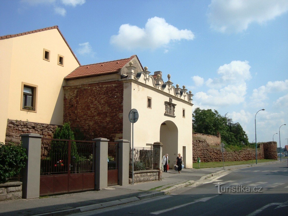 Český Brod - het voorplein van de Kourímská-poort en de wallen met het bastion - Foto: Ulrych Mir.