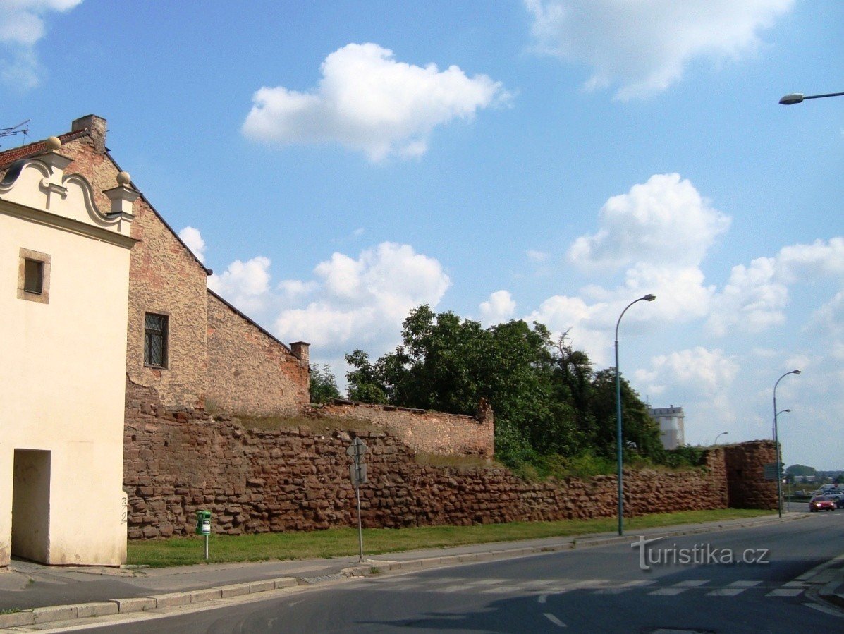 Český Brod - le parvis de la porte Kourímská et les remparts avec le bastion - Photo : Ulrych Mir.