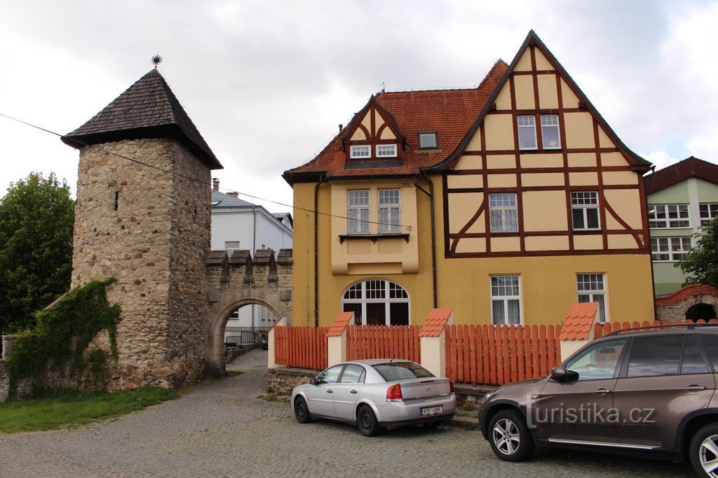 Český Dub, torre Hláska, vista desde la calle Školní