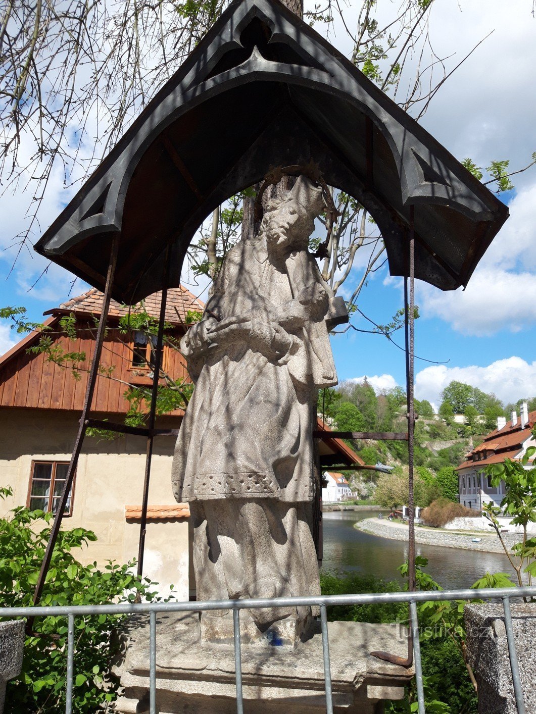 Český Krumlov och Jan Nepomucký på bron Dr. E. Beneš