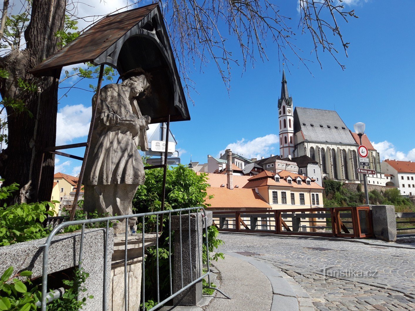 Český Krumlov ja Jan Nepomucký sillalla Dr. E. Beneš