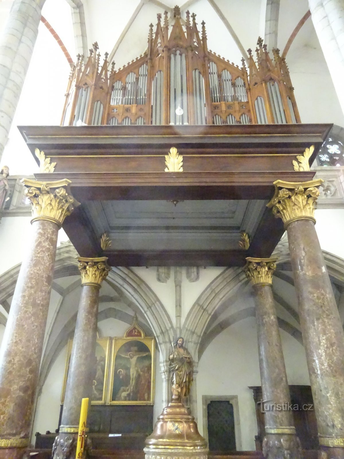 Český Krumlov et l'église St. Accueillir