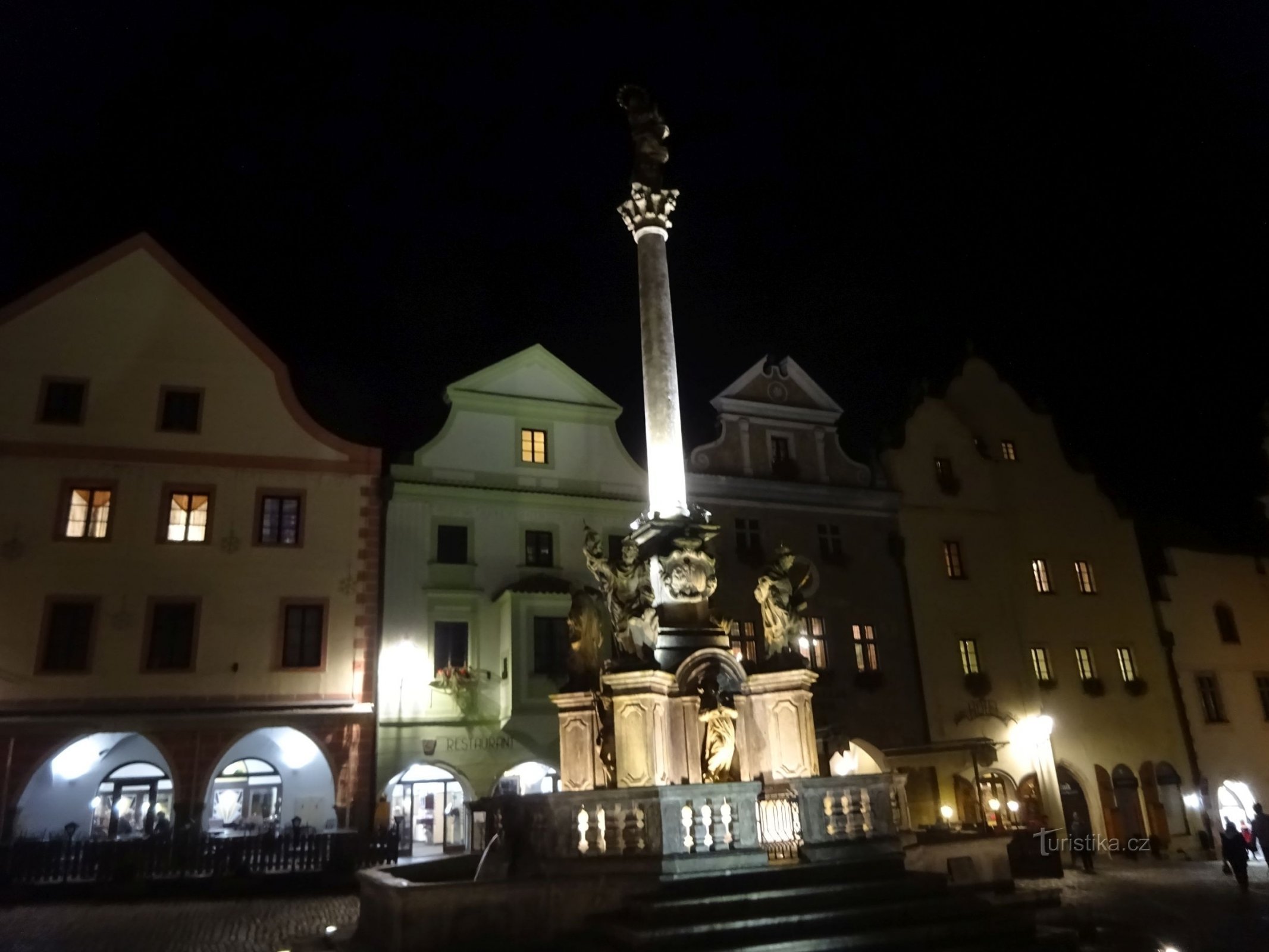 Český Krumlov und die Pestsäule auf dem Svornost-Platz