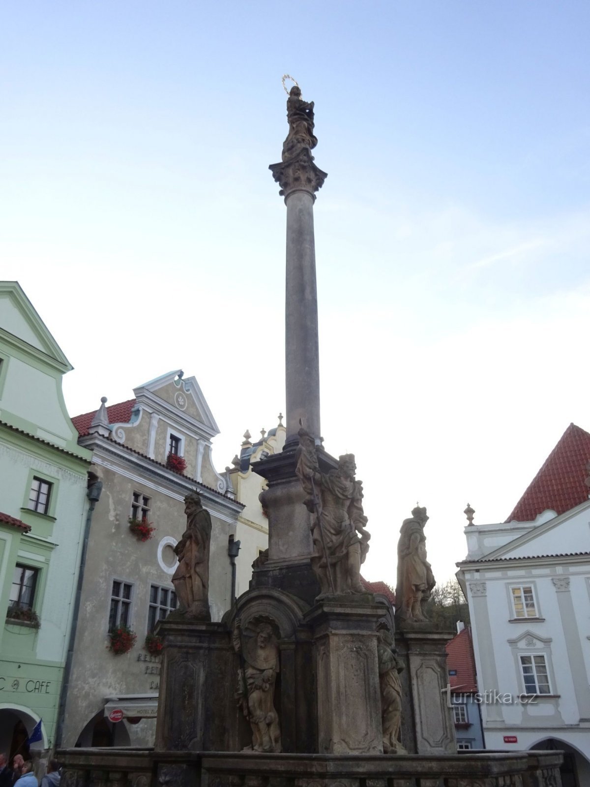 Český Krumlov et la colonne de la peste sur la place Svornost