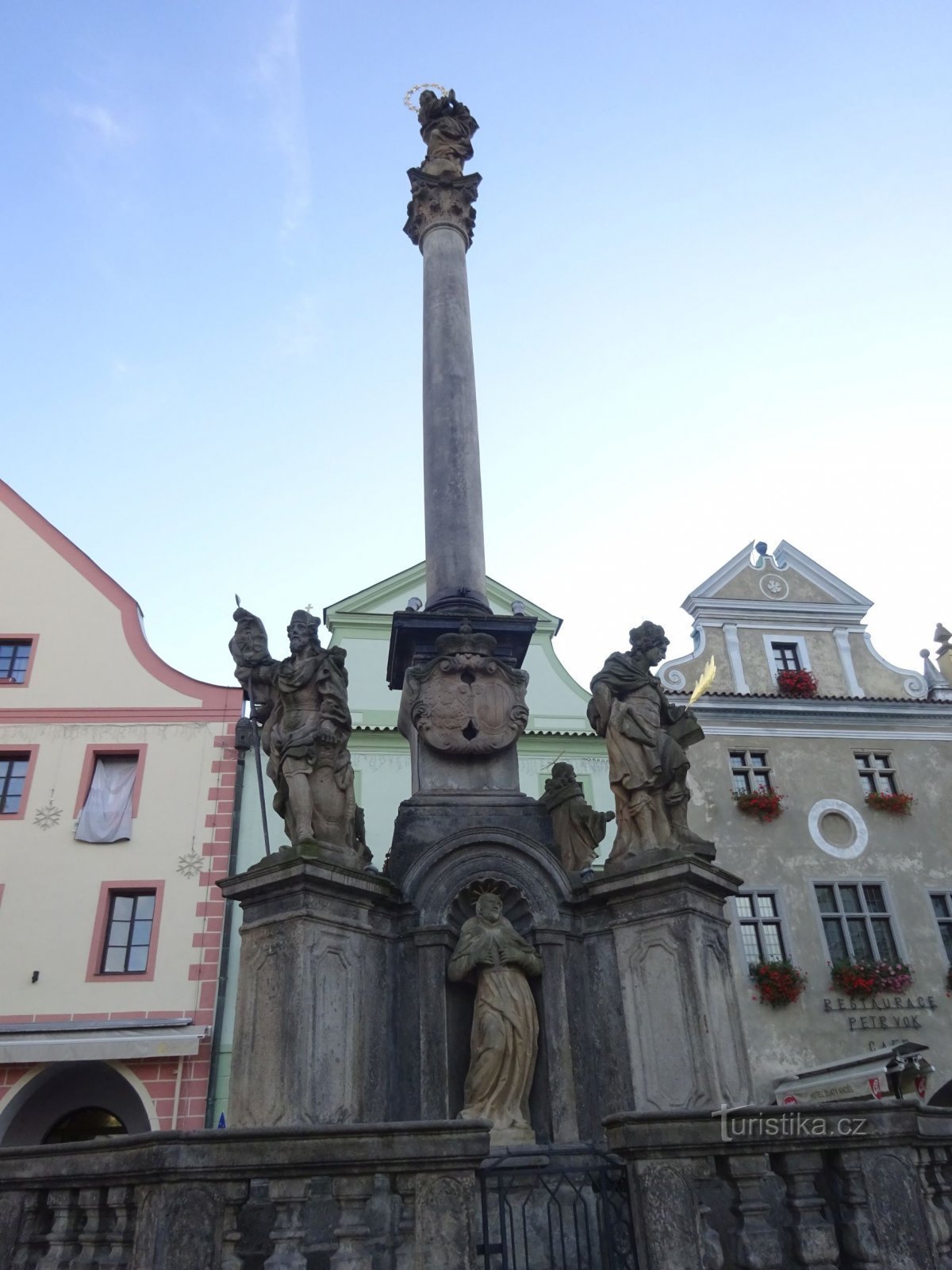 Český Krumlov und die Pestsäule auf dem Svornost-Platz