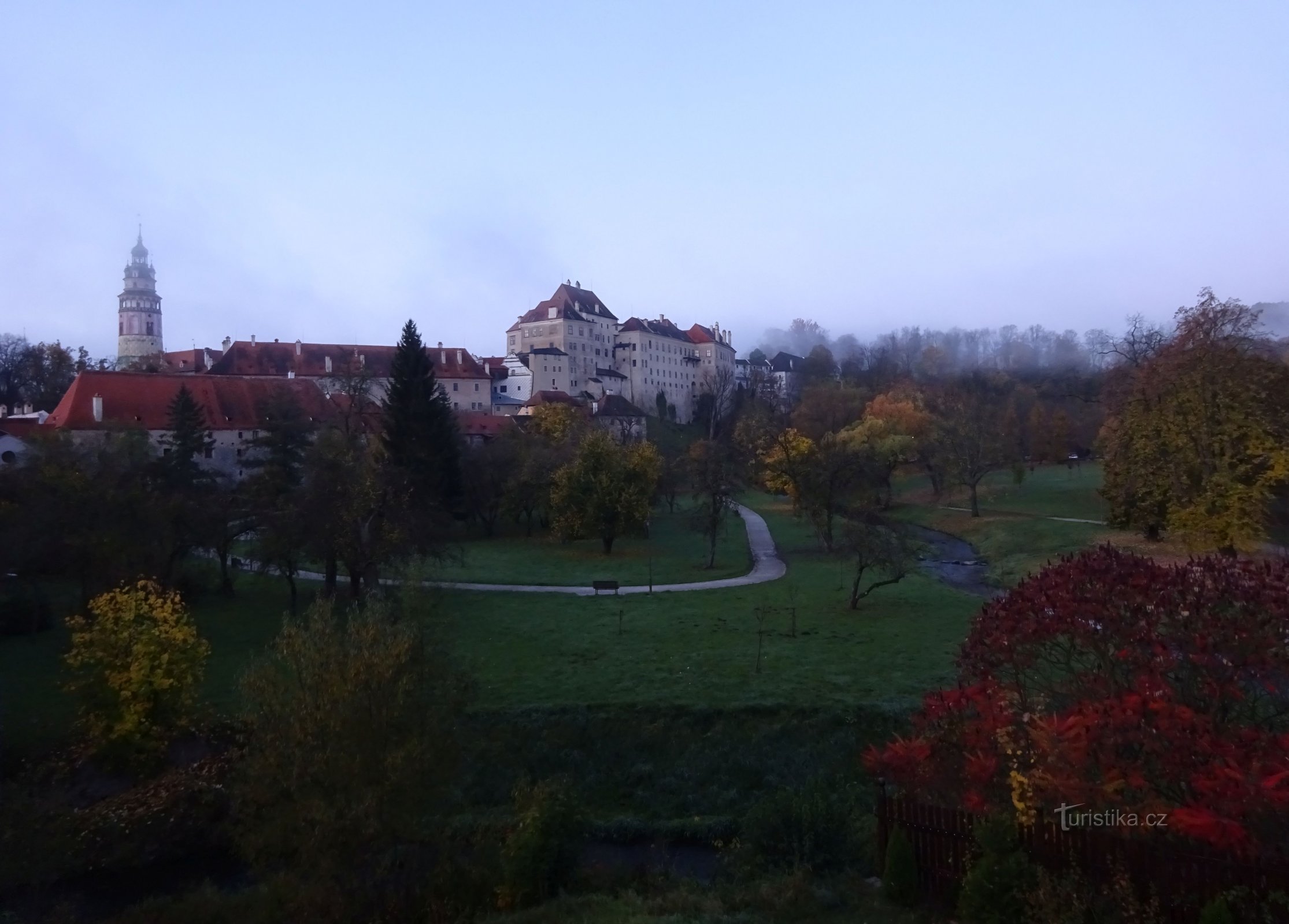 Český Krumlov ja linna linnan puutarhalla