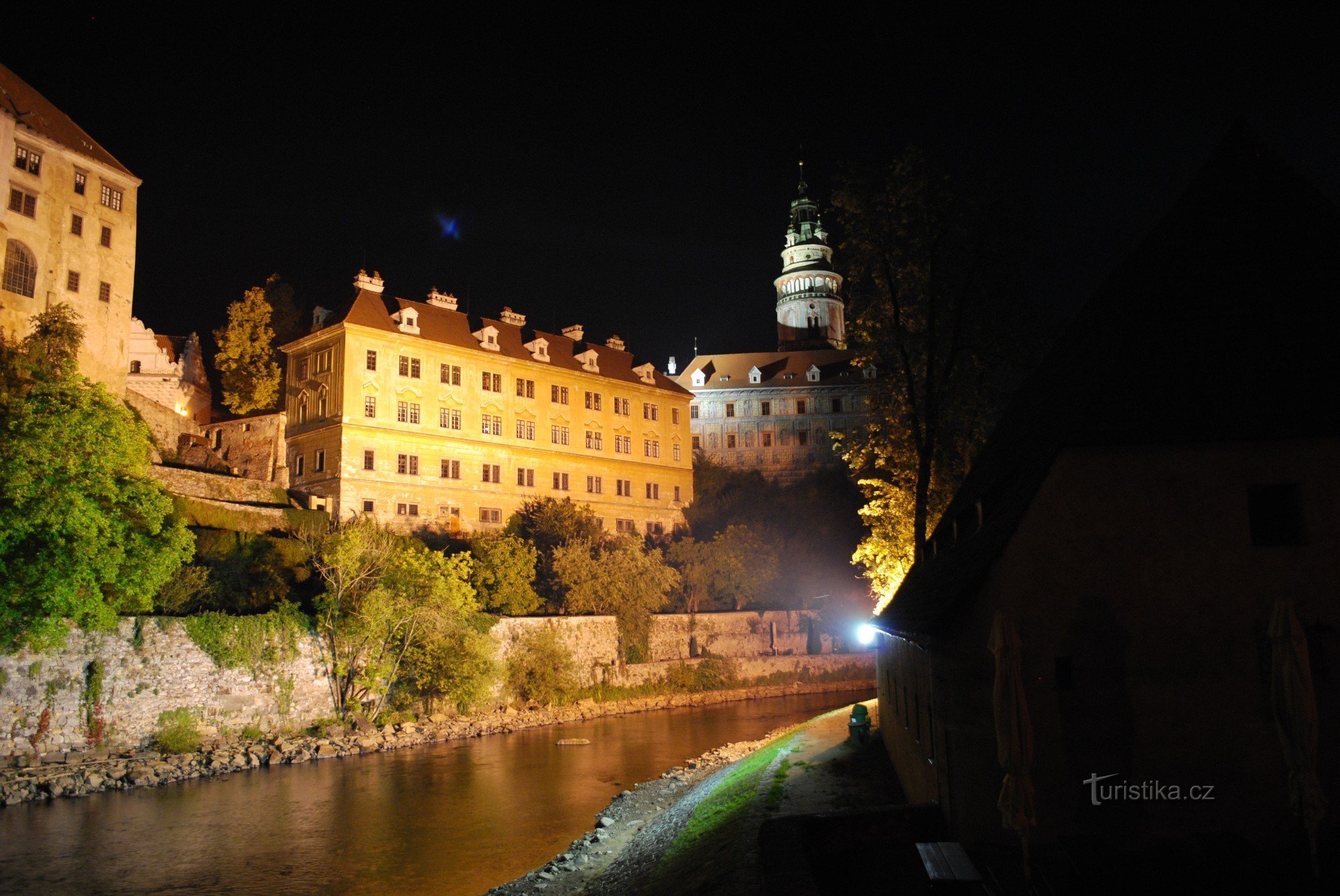 Český Krumlov znotraj obzidja je zvečer lep in romantičen - PREKRASEN