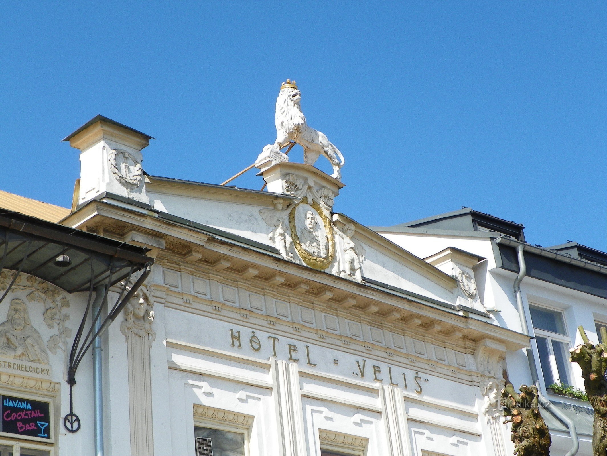 ホテル ヴェリシュの盾に描かれたチェコのライオンと KH ボロフスキー
