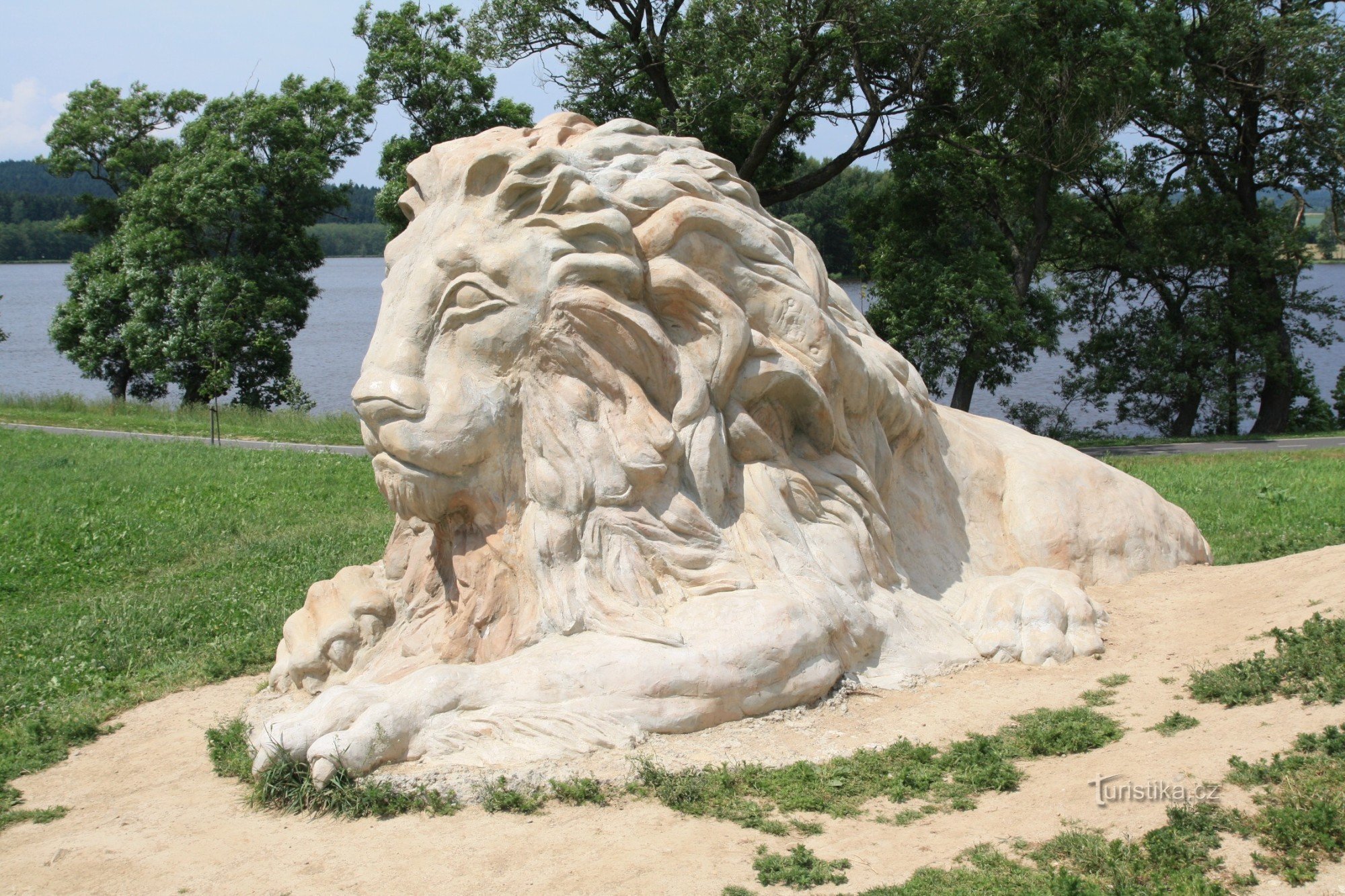 Le lion tchèque garde la route de Bohême