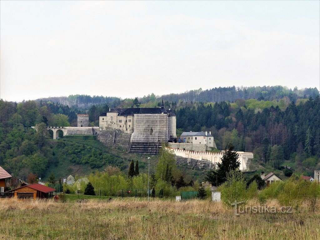 Český Šternberk, utsikt över slottet från öster