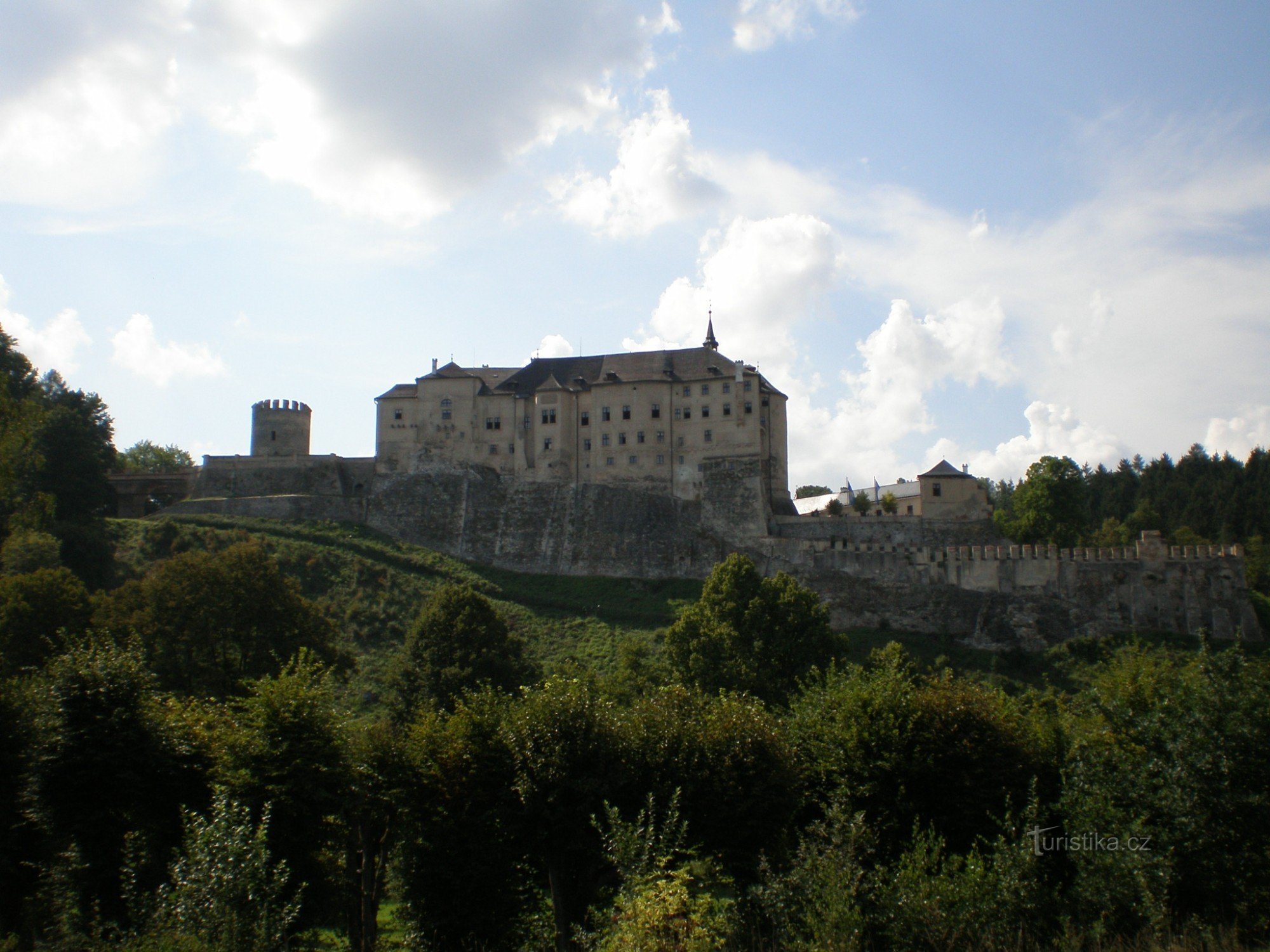 Český Šternberk - utsikt över slottet från järnvägsstationen