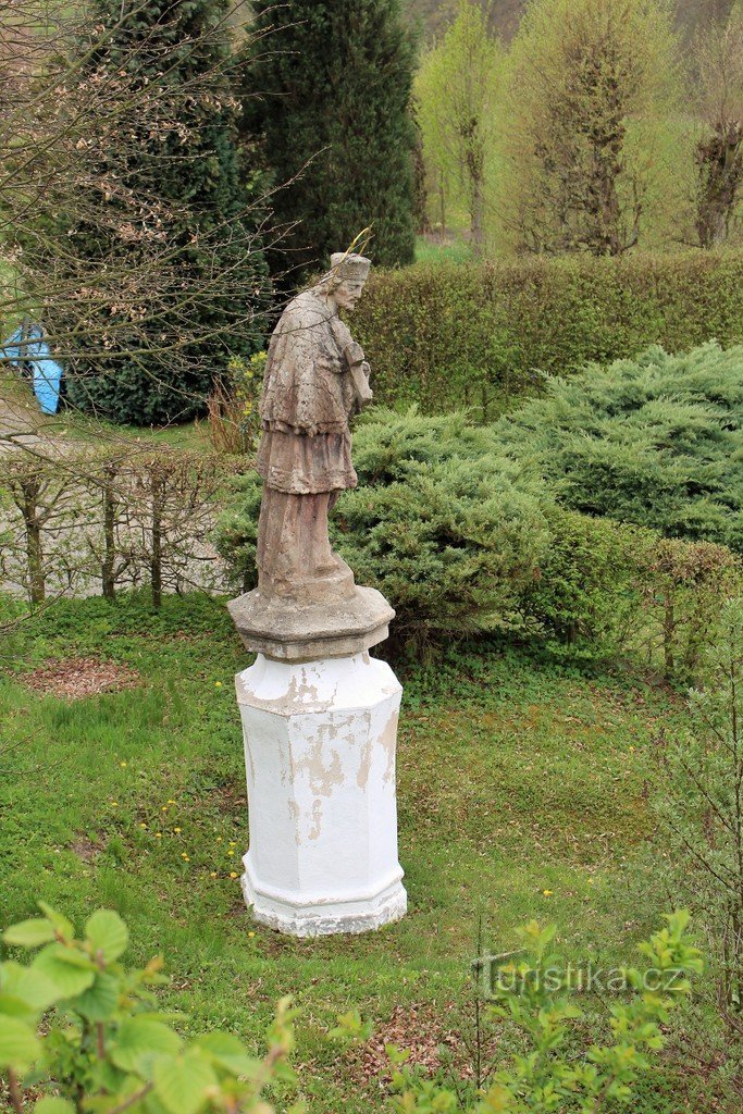 Český Šternberk, staty av St. Johannes av Nepomuk.