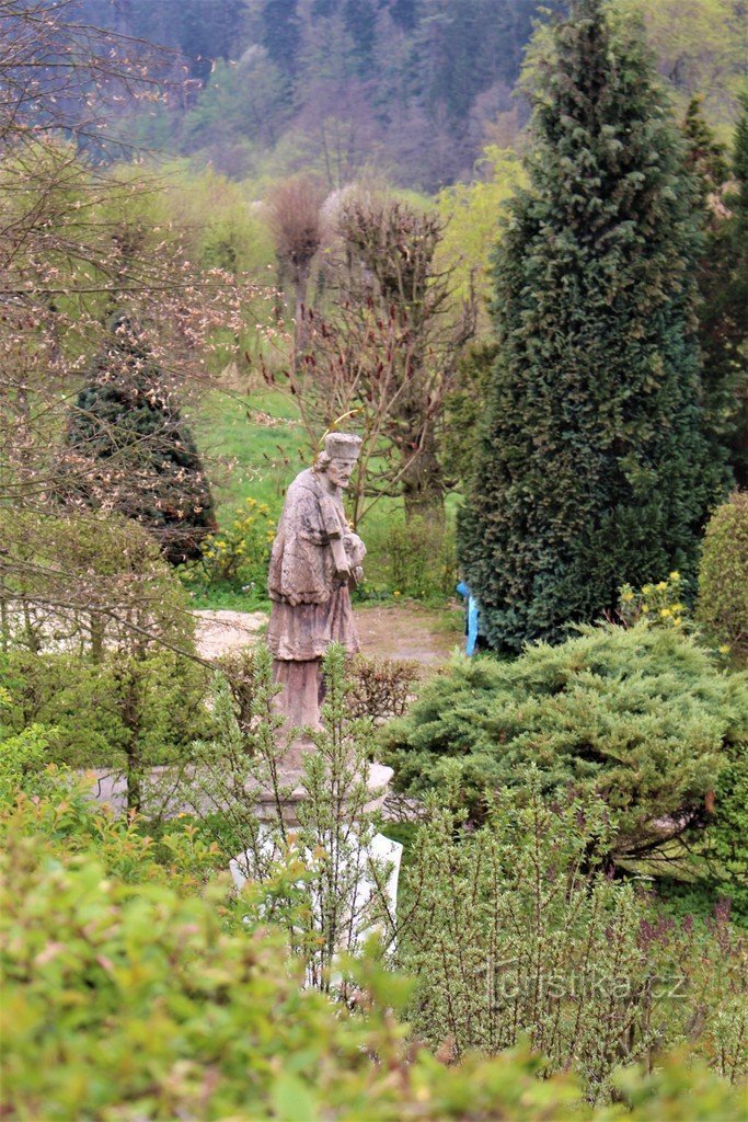 Český Šternberk, standbeeld van St. Johannes van Nepomuk.