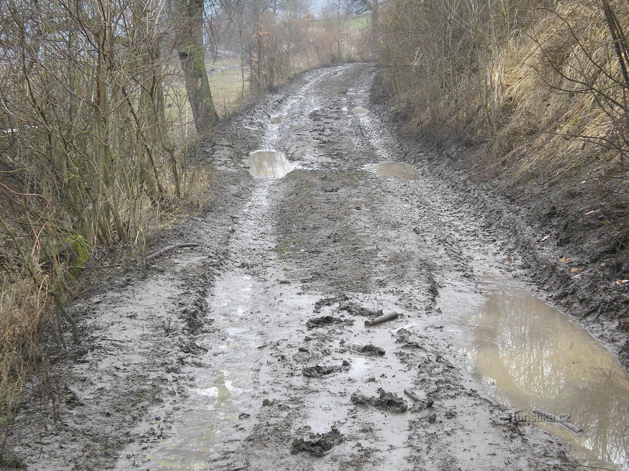 De weg is modderig