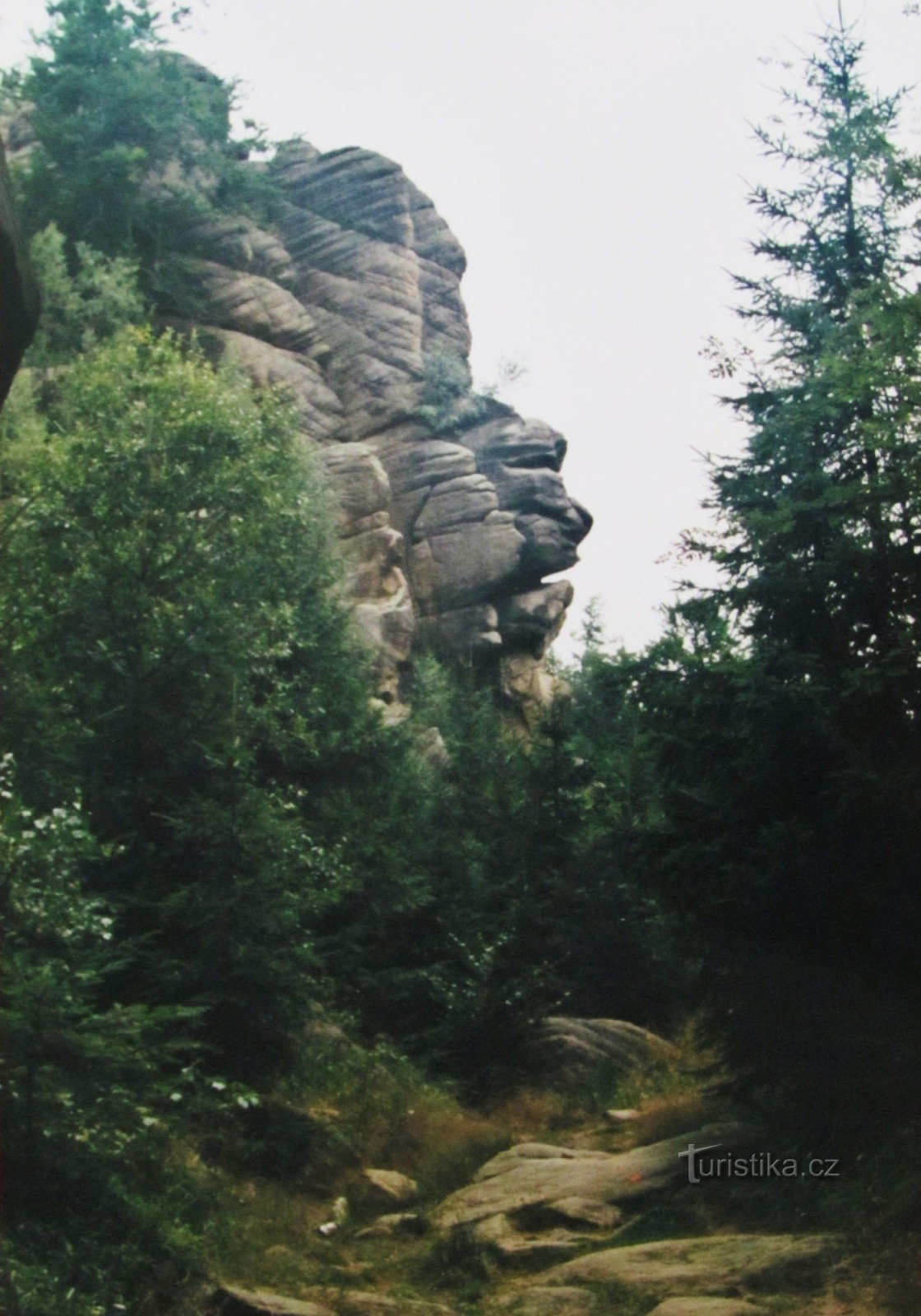 het pad door de Broumovské muren naar Hvězda