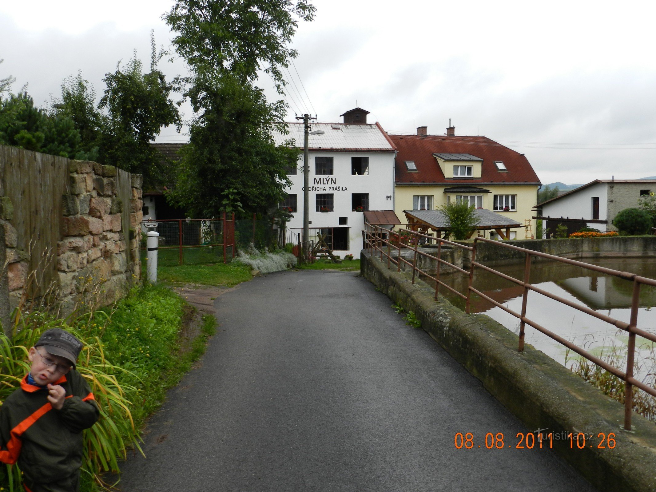 der weg zur mühle rund um den teich