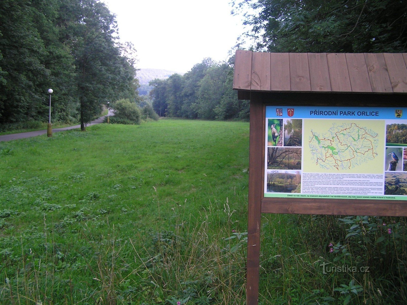 Der Weg zum Bahnhof in Mladkov