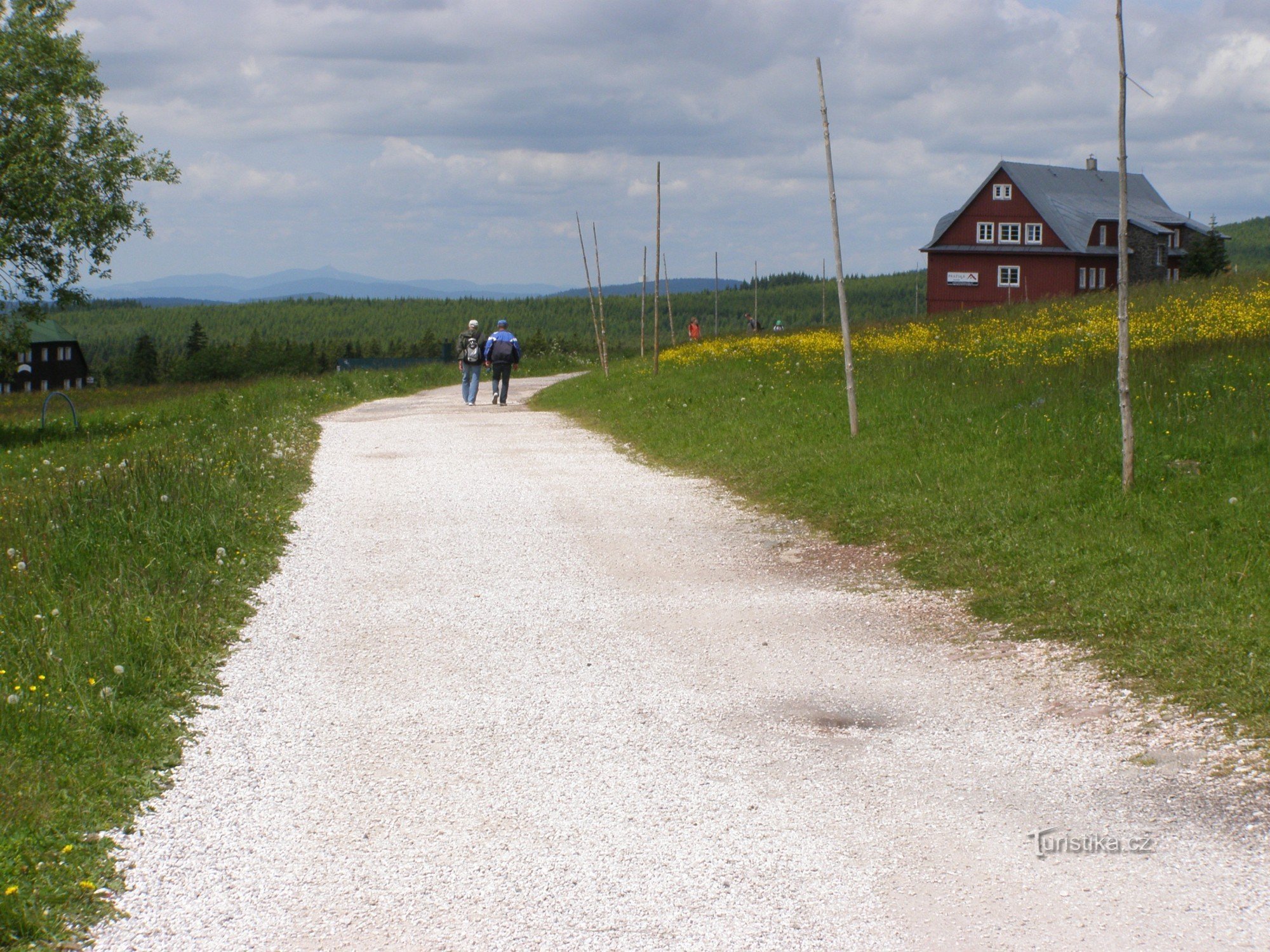 la strada per il capannone di Praga - sullo sfondo di Ještěd