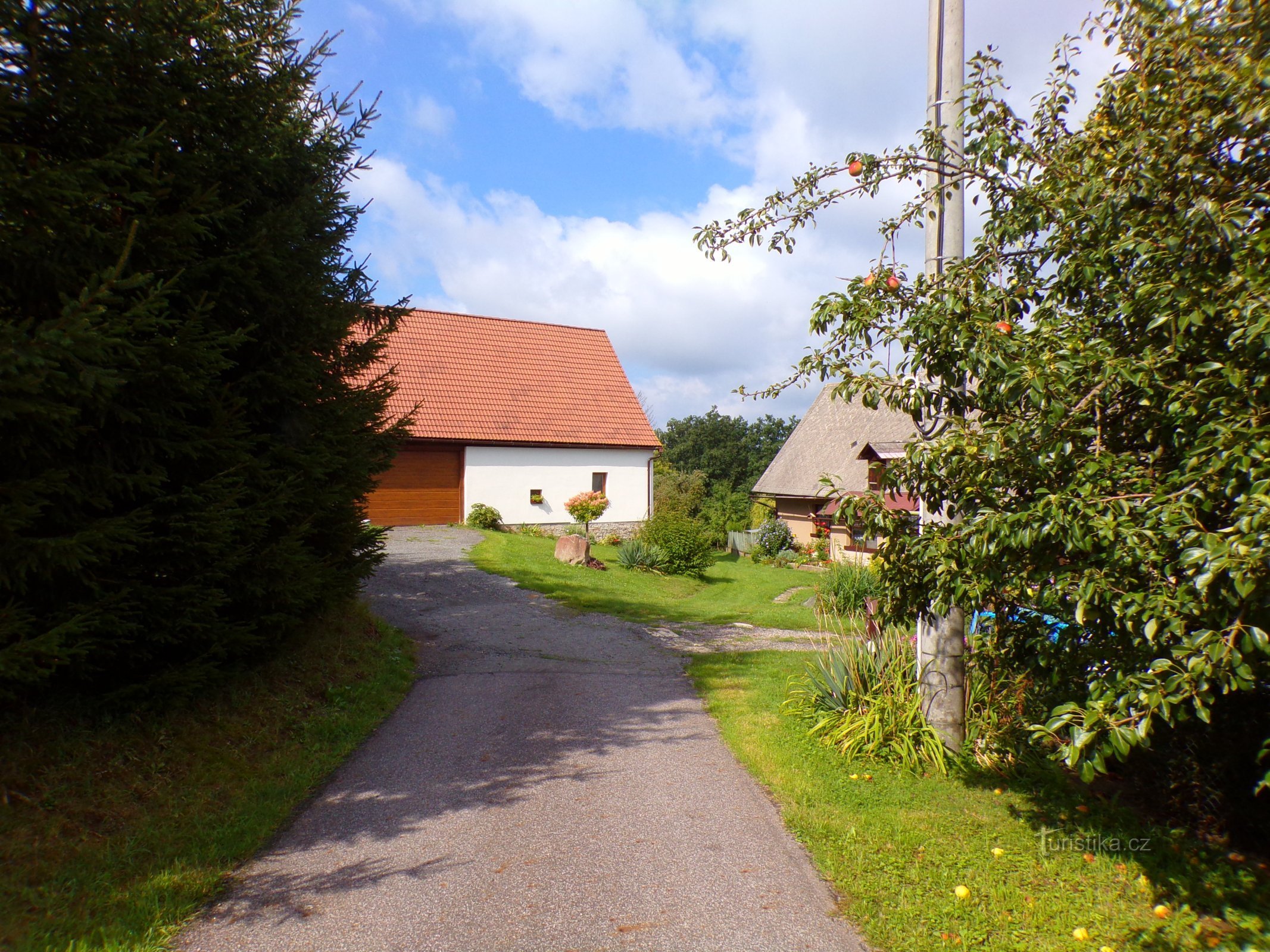 Le chemin vers la chapelle sous Větrník entre les n° 18 et 14 (Vestec, 29.8.2022/XNUMX/XNUMX)