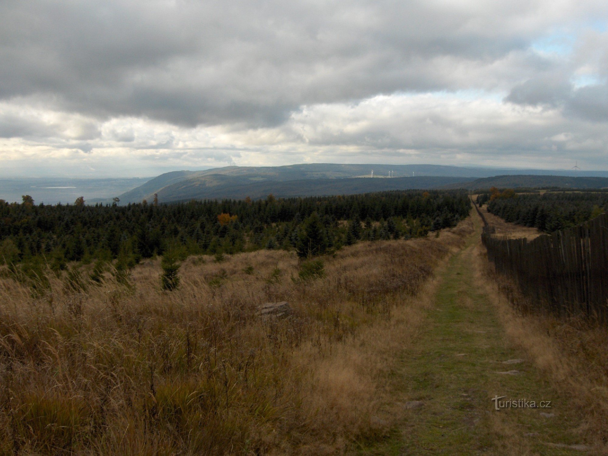 chemin autour de la clôture de la réserve naturelle