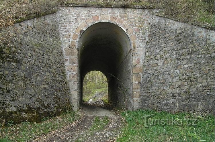 väg till Hradiště: gångtunnel under spåret vid den gula skylten