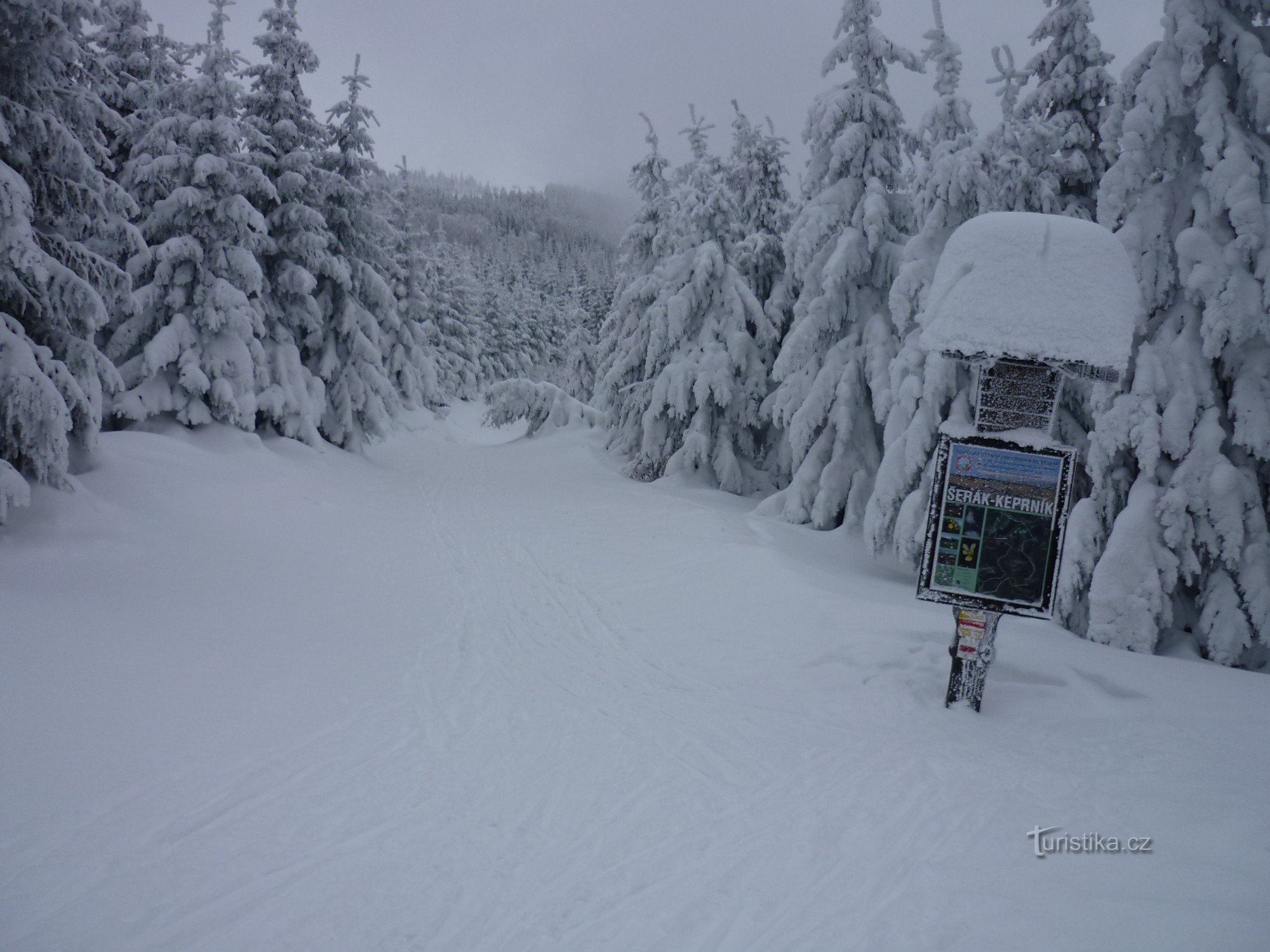 Route vers Šerák