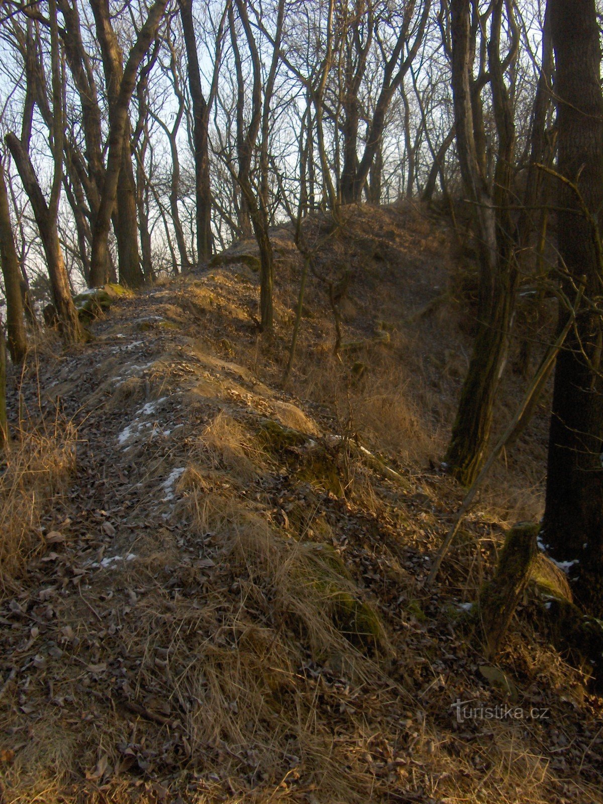 le chemin vers le sommet le long du bord de la carrière