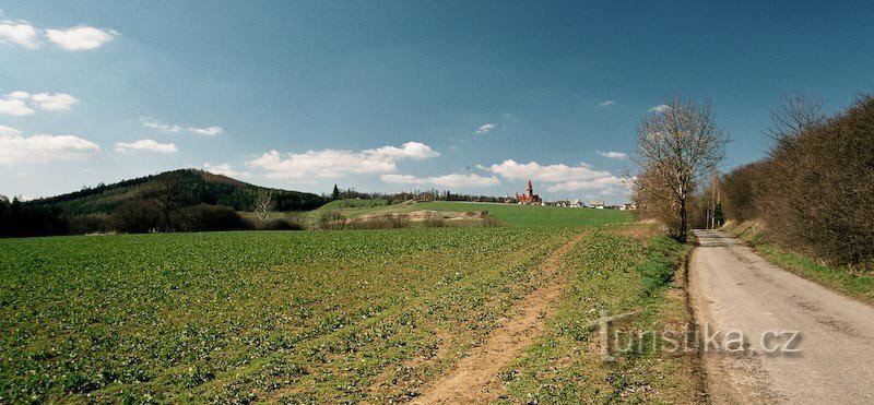 a estrada do Castelo de Bouzov para Javoříček